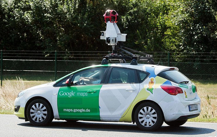Google Maps gehört zu den populärsten Apps und Digital-Anwendungen überhaupt. - © Julian Stratenschulte/dpa