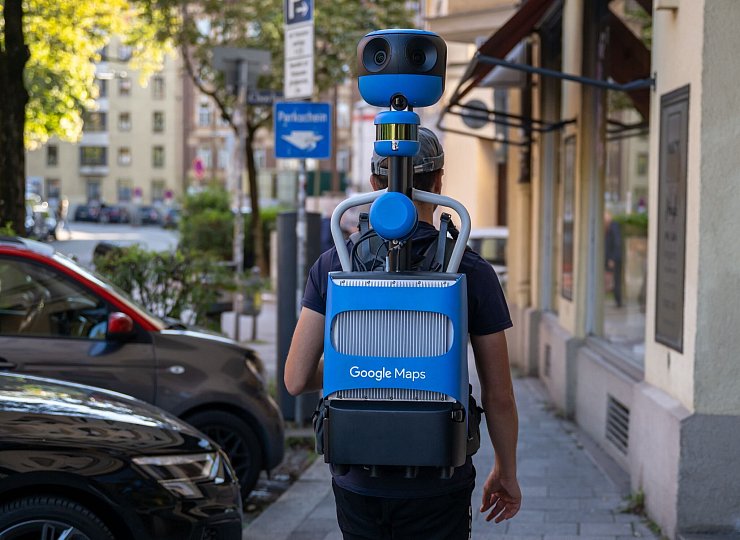 Bei der Erfassung der Daten und Bilder für Google Maps hat Google nicht nur auf Kameraautos und Fußgänger gesetzt, sondern auch auf Schneemobile, Boote, Schafe, Kamele und sogar Pfadfindergruppen. - © Peter Kneffel/dpa