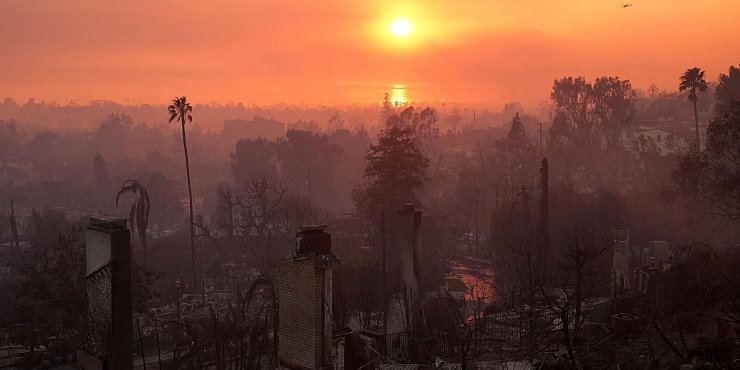 Die Verwüstung durch Feuer in Los Angeles. - © Jae C. Hong/AP/dpa