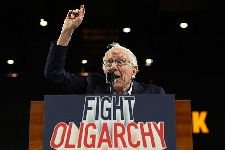 Bernie Sanders ist in den USA auf Tour. (Archivbild) - © Ross D. Franklin/AP/dpa