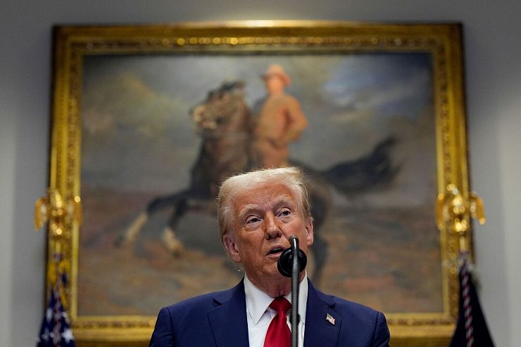 Trump scheint das Rampenlicht zu genießen. (Archivbild) - © Julia Demaree Nikhinson/AP/dpa