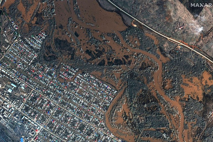 Überflutete Gebiete in Sorochinsk in Russland. - © Uncredited/Satellite image \\\'2024 Maxar Technologies/AP