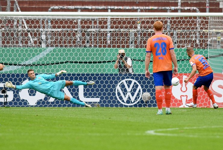 Elfmeter-Tor f&uuml;r Darmstadt: Fabian N&uuml;rnberger trifft im Pokal gegen Teutonia Ottensen. - &copy; Michael Schwartz/dpa