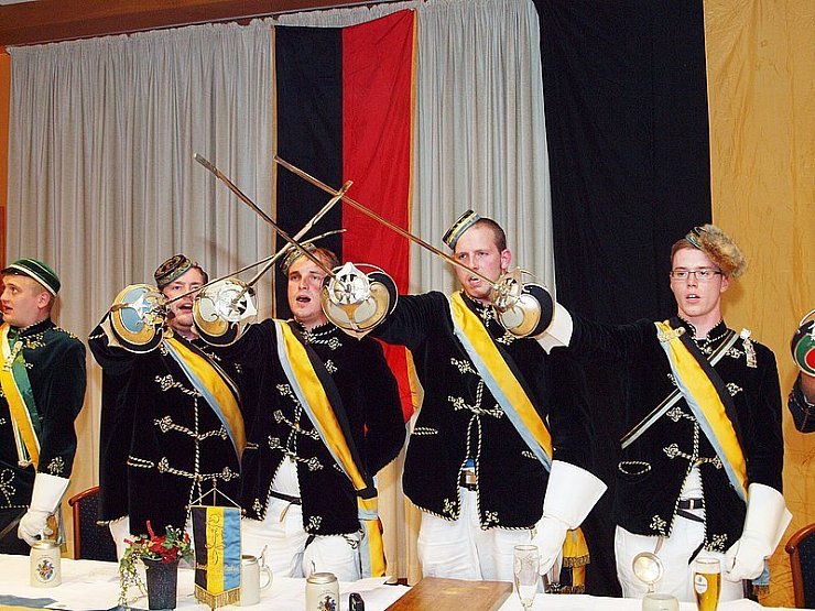 Beim Lied "Schwörts bei dieser blanken Wehre" werden die Degen der Chargierten gekreuzt.