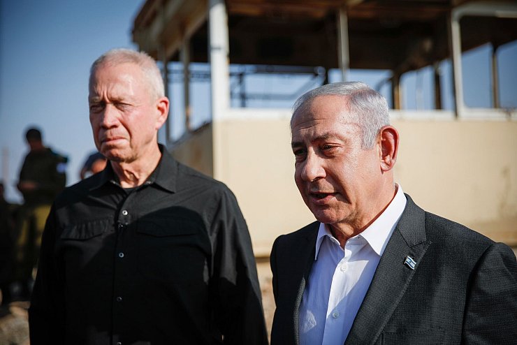 Der Internationale Strafgerichtshof hat Haftbefehl gegen Israels Regierungschef Benjamin Netanjahu (rechts) und seinen Ex-Verteidigungsminister Joav Galant erlassen (Archivbild). - © Shir Torem/Flash 90 Pool via AP/dpa