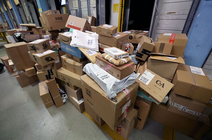 Verbraucher können Retouren in Postshops abgeben. - © Bernd Wüstneck/dpa