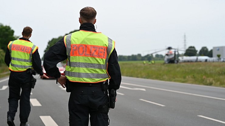 Dobrindt verstärkte die Grenzkontrollen. (Archivbild) - © Lars Penning/dpa