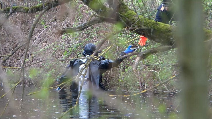Kurz nach der Leiche der Mutter des Babys wurde die Leiche der Großmutter in einem Teich in der Nähe von Karlsruhe entdeckt. (Archivbild) - © René Priebe/dpa