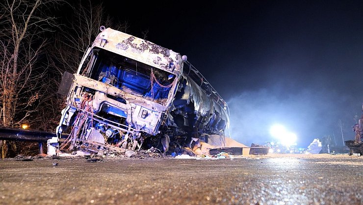 Beide betroffenen Fahrzeuge fingen Feuer. - © Jörn Hüneke/dpa