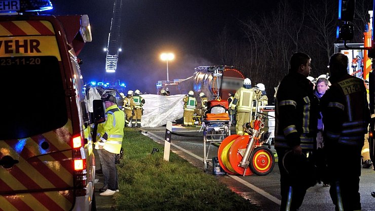 Ein Großaufgebot von Feuerwehr und Rettungskräften war im Einsatz. - © Jörn Hüneke/dpa