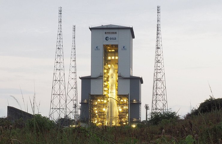Bei ihrem Erstflug flog die Ariane 6 mit zwei Boostern. (Archivbild) - © Rachel Boßmeyer/dpa