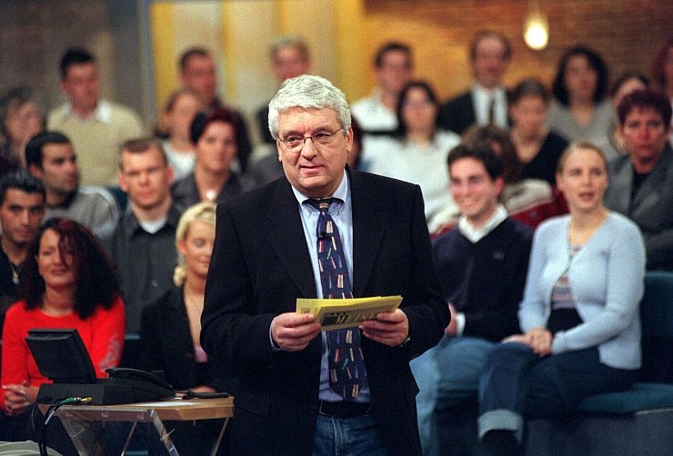 Hans Meiser bei der Aufzeichnung seiner RTL-Talkshow im Jahr 2000. - © Horst Ossinger/dpa