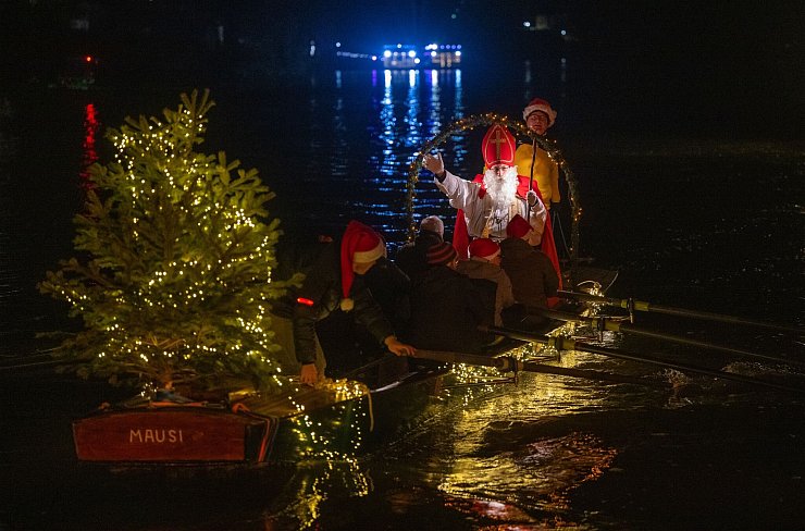 Rund 100 Fackelschwimmer haben den Nikolaus im Ruderboot begleitet. - © Harald Tittel/dpa