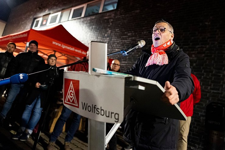 Erst am Freitag hatte Volkswagen die Vorschläge von IG Metall und Betriebsrat zur Kostenentlastung zurückgewiesen. Damit werfe der Vorstand «weiteres Brennholz ins Feuer», sagte Gröger. - © Michael Matthey/dpa