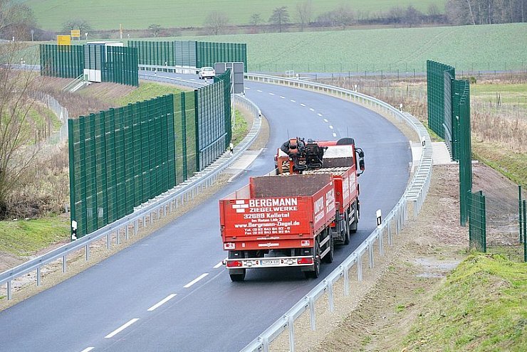 Der Schwerlastverkehr ist zur Freude der Einwohner von Langenholzhausen raus aus dem Dorf. Zufrieden sind auch die Tierschützer: Speziell zum Schutz von Fledermäusen sind an der Strecke diese Wände errichtet worden. - © Foto: Scherzer