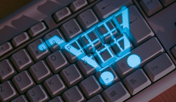 Einkaufen per Mausklick ist beliebt (Foto Illustration) - © Jens Büttner/dpa-Zentralbild/dpa-tmn