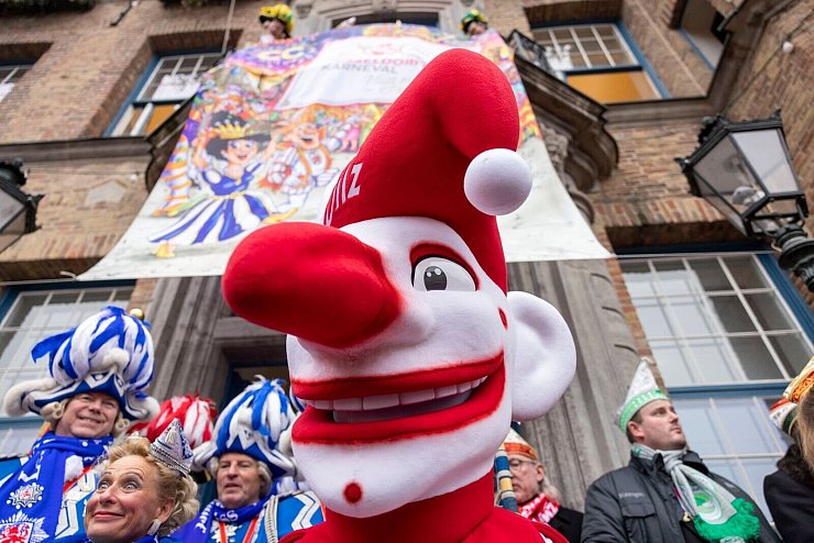 Mit einer großen Party in der Altstadt zum 200. Geburtstag des Düsseldorfer Karnevals haben sich die Narren schon für Rosenmontag in Stimmung gebracht. - © Thomas Banneyer/dpa