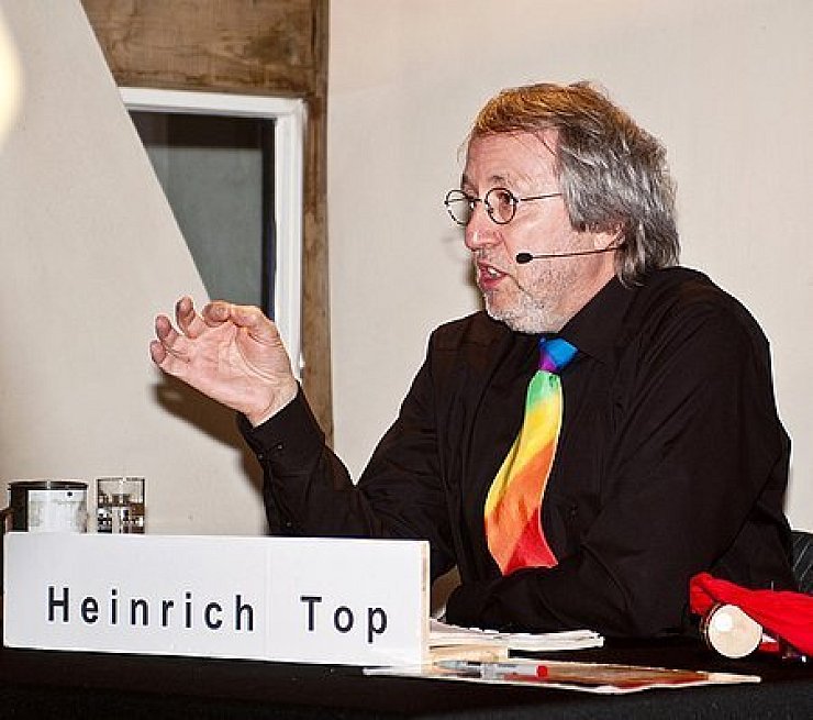 Nicht nur die Krawatte hat Signalwirkung: Der Spitzenverkäufer Heinrich Top alias Hans Georgi gibt im "Haus der Vielfalt" Tipps. - © Foto: Reinfeld
