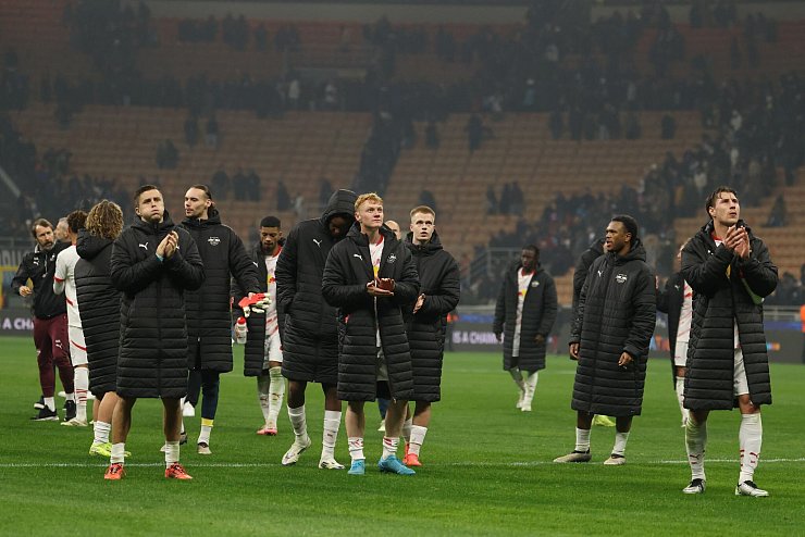 Niedergeschlagen verabschieden sich die Leipziger in San Siro von ihren Fans. - © Jan Woitas/dpa