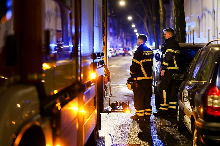 Feuerwehrleute löschen nach der Explosion einen Brand. - © Christoph Reichwein/dpa