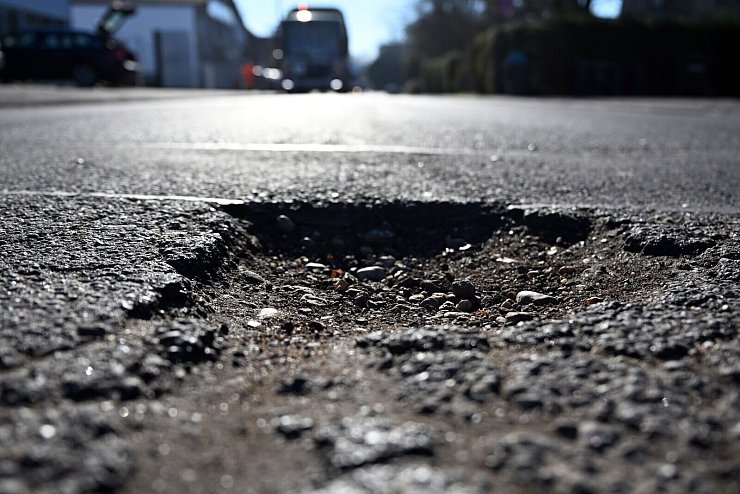 Viele Straßen im Land sind sanierungsbedürftig (Symbolbild) - © Federico Gambarini/dpa