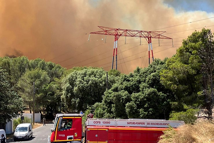 Die Flammen rücken Marseille bedrohlich nahe. - © Uncredited/SDIS33/AP/dpa