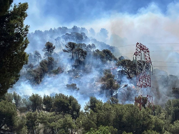 Mit einem Großaufgebot versucht die Feuerwehr, der Flammen Herr zu werden. - © Uncredited/SDIS33/AP/dpa