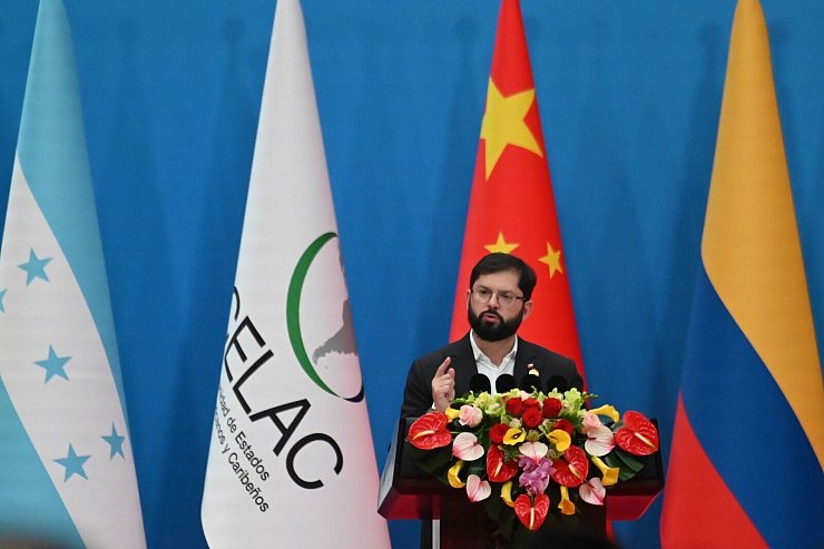 Chiles Präsident Boric forderte eine gemeinsame Umsetzung von Chinas Plänen. - © Johannes Neudecker/dpa