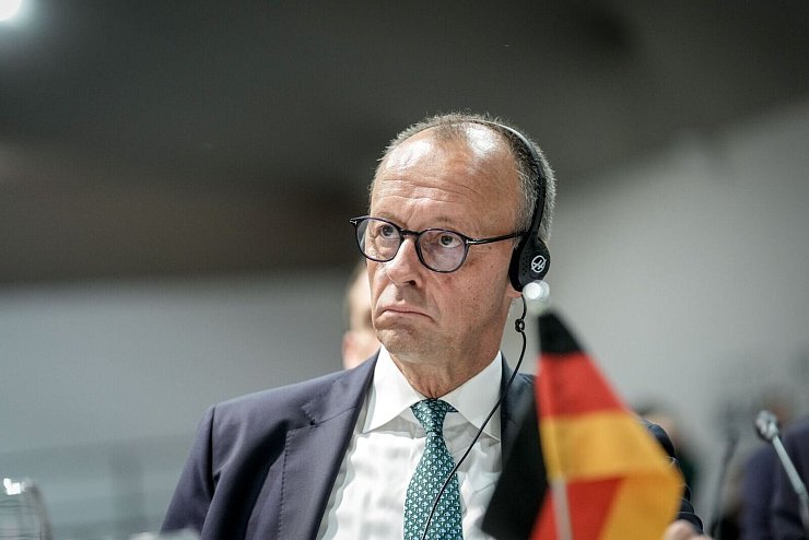 Ernster Blick im Plenum: Merz bei der COP30 in Belém. - © Kay Nietfeld/dpa