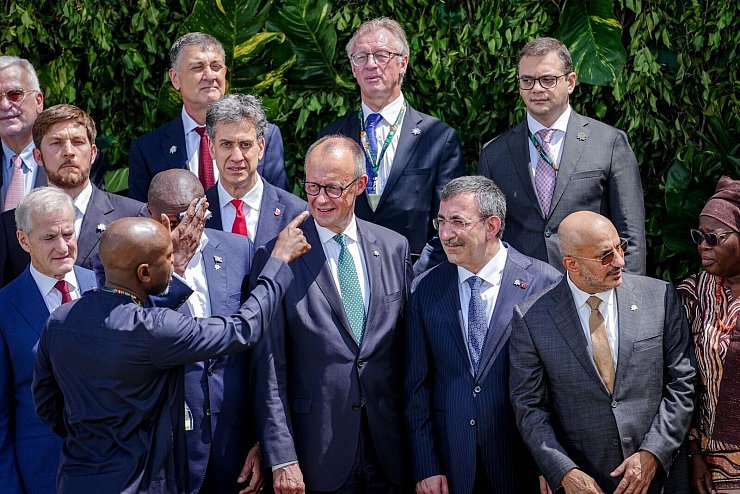 Merz stellt sich zum Familienfoto auf der COP30 auf. - © Kay Nietfeld/dpa