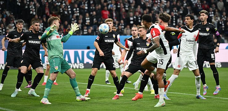 Eintracht Frankfurt und der VfB Stuttgart (schwarze Trikots) sorgten für eine unterhaltsame Begegnung. - © Arne Dedert/dpa