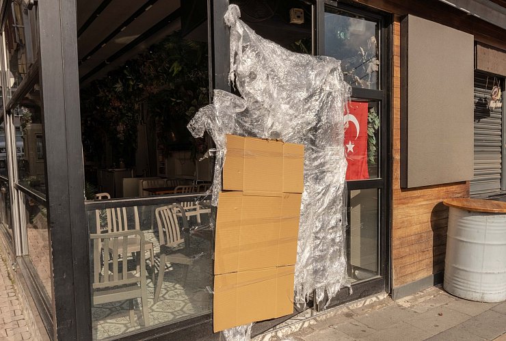 Die Behörden haben einen Laden im Stadtteil Ortaköy schließen lassen. - © Ahmed Deeb/dpa