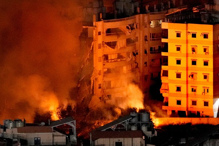 Erneut werden die Vororte von Beirut Ziel von Luftangriffen. - © Hussein Malla/AP/dpa