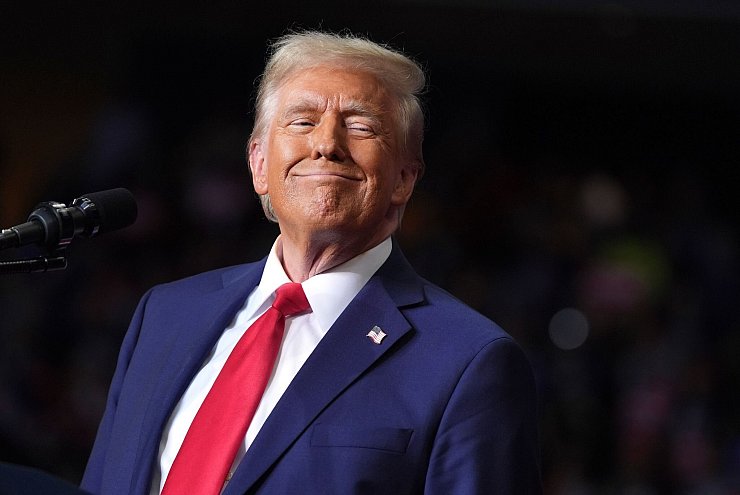 Donald Trump traf Rogan vor wenigen Tagen zu einem stundenlangen Gespräch. - © Evan Vucci/AP/dpa