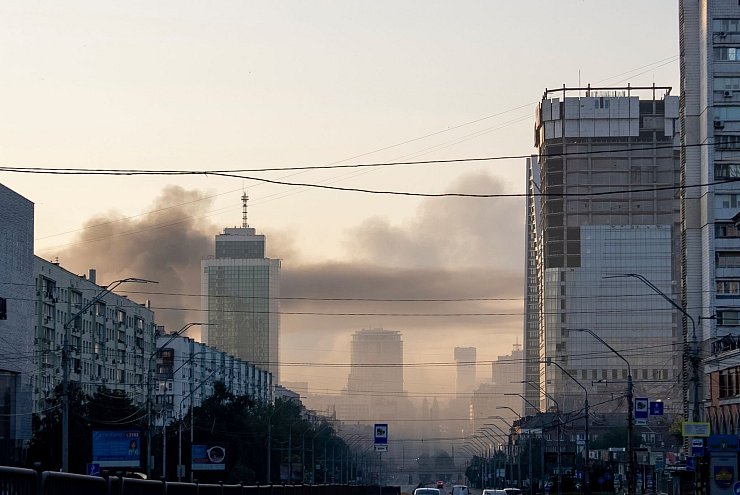 Erneut wird Kiew zum Ziel massiver russischer Luftangriffe. - © Alex Babenko/AP/dpa