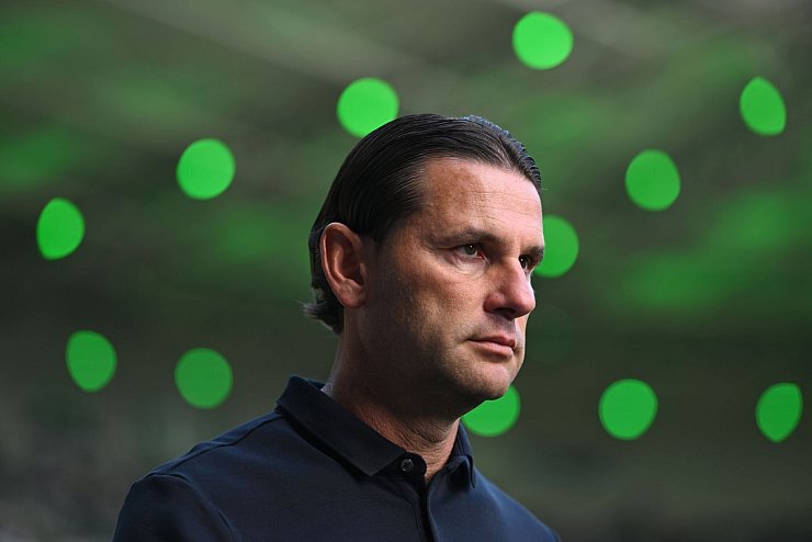 Pfiffe gegen Gerardo Seoane: Der Gladbach-Coach steht unter Druck - © Fabian Strauch/dpa