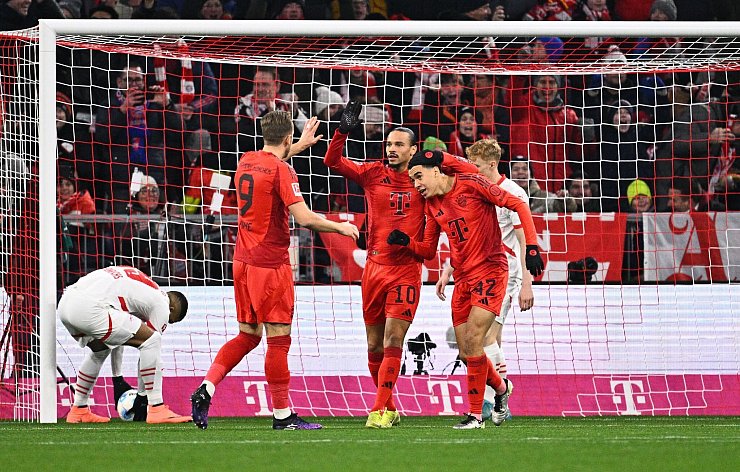 Der starke Jamal Musiala (r) macht den Anfang - nach 29 Sekunden. - © Tom Weller/dpa