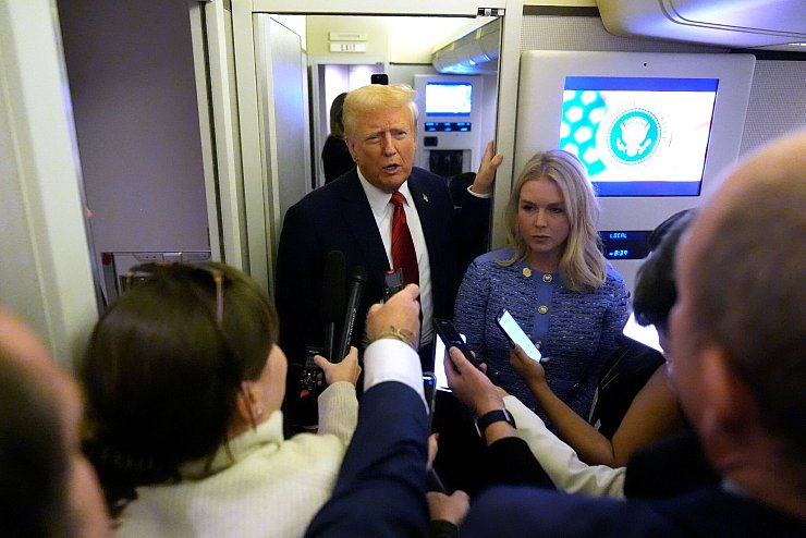 Trump unterzeichnete mehrere Erlasse an Bord der Air Force One auf dem Rückflug von Florida in die Hauptstadt Washington. - © Mark Schiefelbein/AP/dpa
