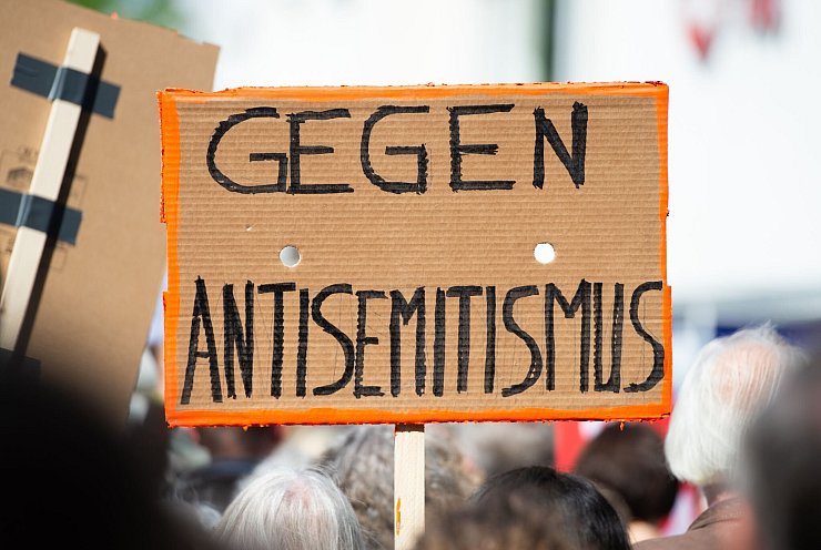 Viele Menschen in Deutschland wenden sich gegen Antisemitismus - im Alltag gibt es dennoch Tausende Vorfälle. (Archivbild) - © Christophe Gateau/dpa