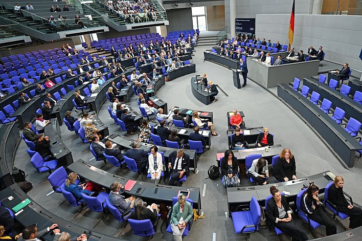 Politiker der Linken und der SPD drehen AfD-Redner Martin Sichert demonstrativ den Rücken zu. - © Niklas Treppner/dpa