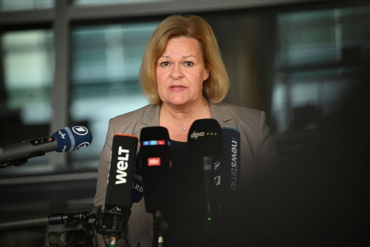 Bundesinnenministerin Nancy Faeser (SPD) hat einen Gesetzentwurf vorgelegt, mit dem Deutschland seine EU-Verpflichtungen zum Schutz der kritischen Infrastruktur umsetzen will. - © Alina Grünky/dpa