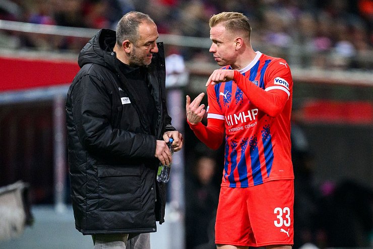 Heidenheims Trainer Frank Schmidt verzichtet freiwillig auf Lennard Maloney. - © Tom Weller/dpa