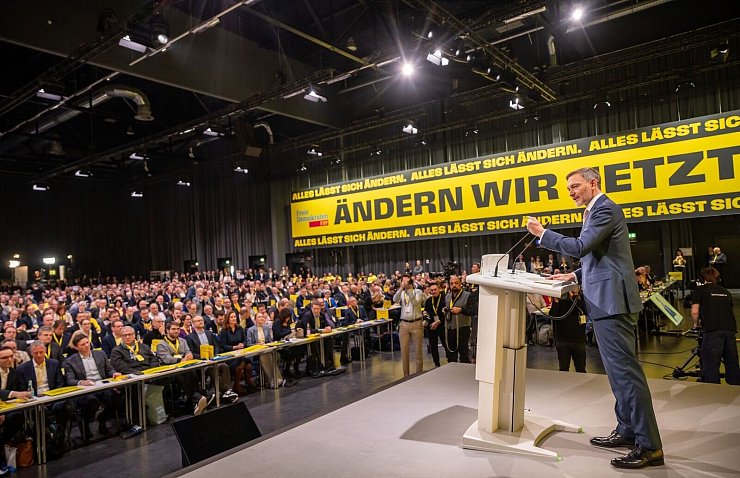 Lindner gibt sich in seiner Rede kämpferisch. - © Michael Kappeler/dpa