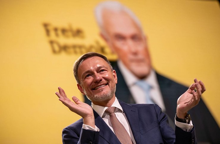 Lindner klatscht bei der Rede seines Vize Wolfgang Kubicki. - © Michael Kappeler/dpa