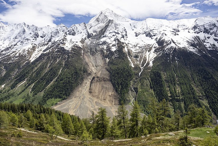 Blick auf den Birchgletscher, einen Tag nachdem eine massive Lawine ins Tal abgegangen ist. - © Alessandro della Valle/Keystone/dpa