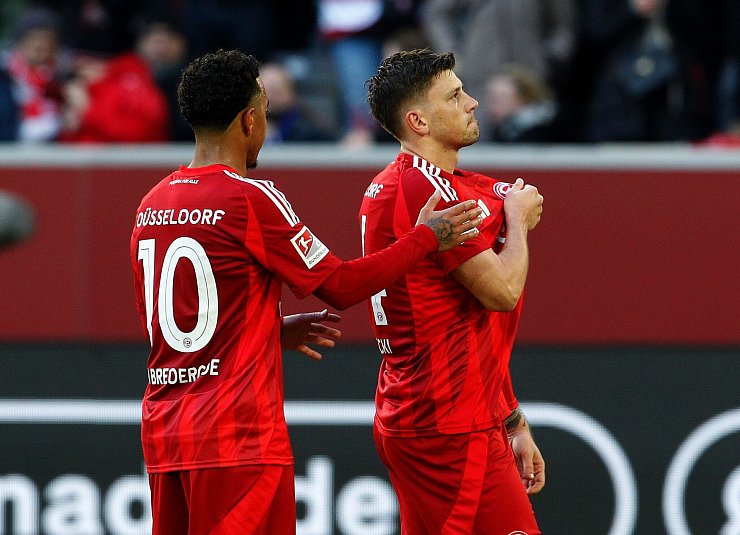 Umjubelter Düsseldorfer Siegtorschütze gegen Ulm: Dawid Kownacki (r). - © Roland Weihrauch/dpa
