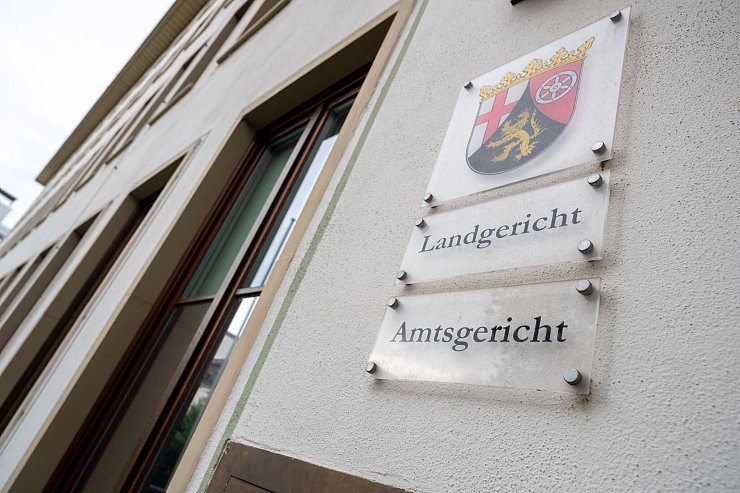 Ein Polizist soll im Jahr 2019 nach einer Verfolgungsfahrt auf einen Mann eingeschlagen und eingetreten haben - nun beginnt der Prozess - © Harald Tittel/dpa