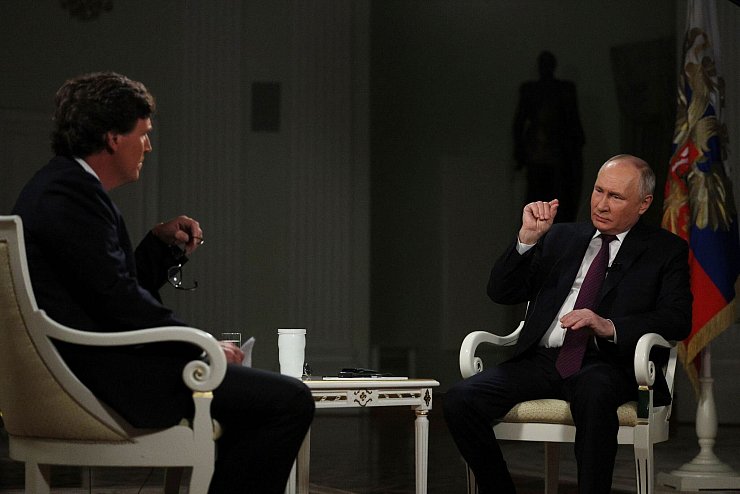 Der rechte US-Talkmaster Tucker Carlson (l) führte ein Interview mit Russlands Präsidenten Wladimir Putin. - © Gavriil Grigorov/Pool Sputnik Kremlin/AP/dpa