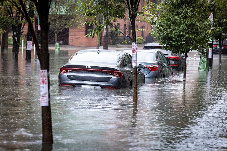 Autos stehen auf einer überfluteten Straße in New York. - © Stefan Jeremiah/AP/dpa
