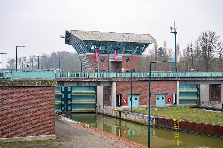Hier wird derzeit wegen eines Warnstreiks nicht geschleust. An der Schleuse in Münster hängen zahlreiche Schiffe derzeit fest. - © Guido Kirchner/dpa